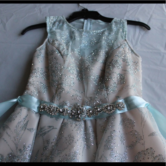 Beautiful Formal Dress!! - Picture 3 of 7